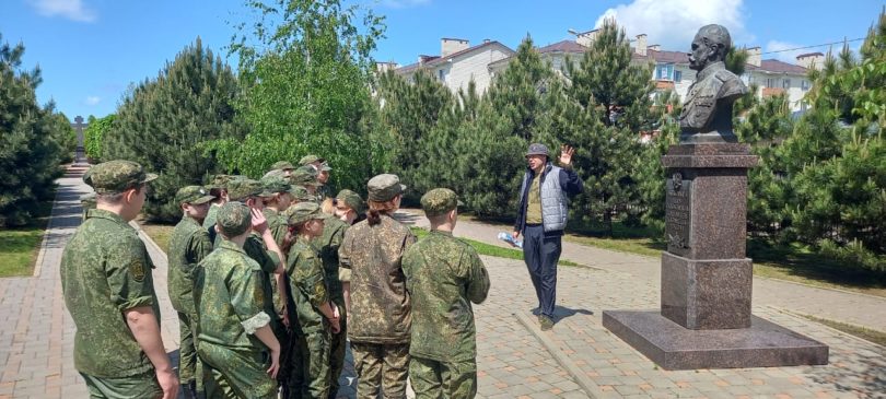 Для казачат города Ставрополя прошла автобусная экскурсия по достопримечательностям двух районов