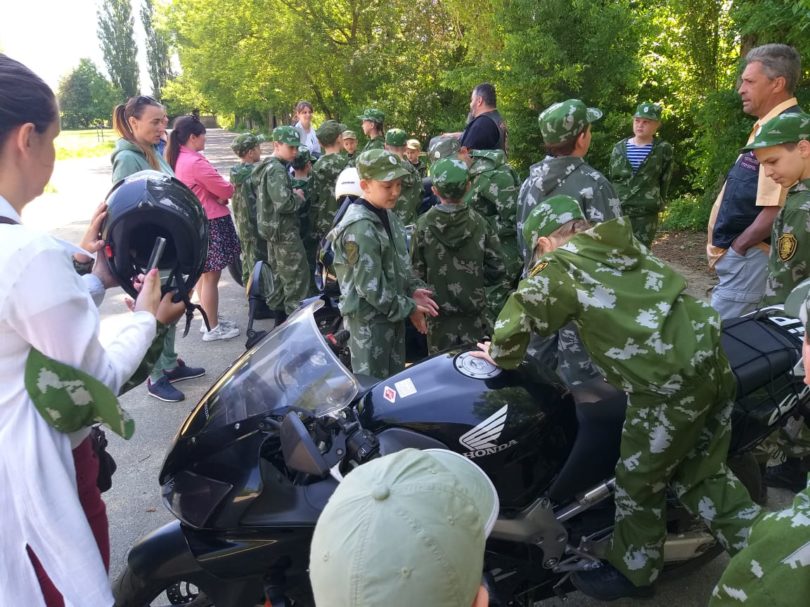 Байкеры мотоклуба «Travellers MC» рассказали казачатам о правилах безопасности на дороге