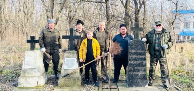 Казаки Ставропольского городского казачьего общества провели субботник на территории Успенского кладбища