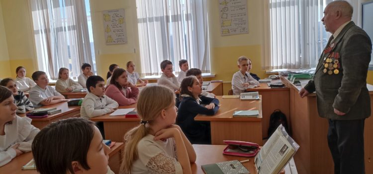 Уроки мужества проводят в школах казаки Ставропольского городского казачьего общества