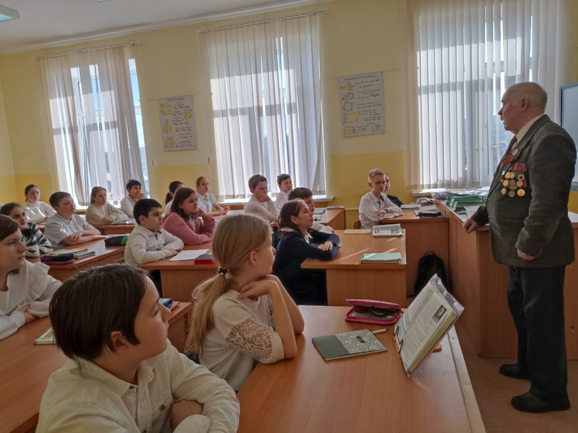 Уроки мужества проводят в школах казаки Ставропольского городского казачьего общества