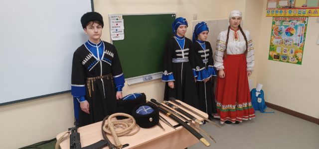 Казачата Архиерейского казачьего конвоя провели открытый урок в Свято-Владимирской казачьей гимназии