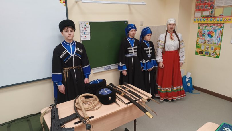 Казачата Архиерейского казачьего конвоя провели открытый урок в Свято-Владимирской казачьей гимназии