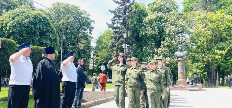Казачата краевой столицы прошли кадетским маршем по бульвару генерала Ермолова