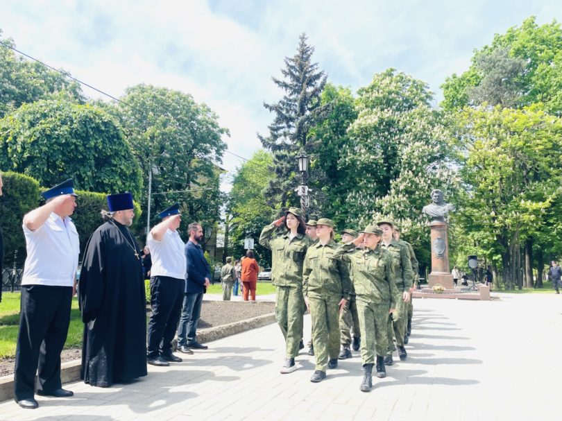 Казачата краевой столицы прошли кадетским маршем по бульвару генерала Ермолова