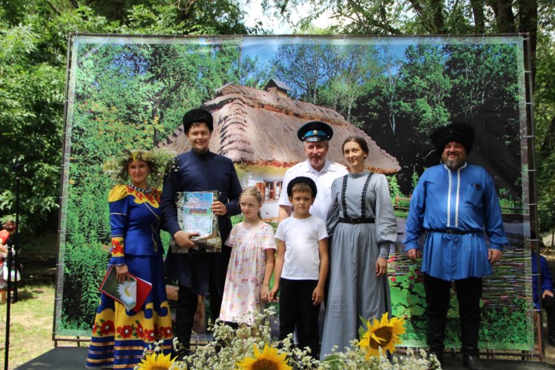 В СЕМЬЕ КАЗАЧЬЕЙ РУСЬ ВОСПЕТА!